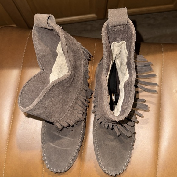 Manitobah Moccasin Booties Size 6M
Made in Canada Brown Leather Suede Fringe - Picture 3 of 6